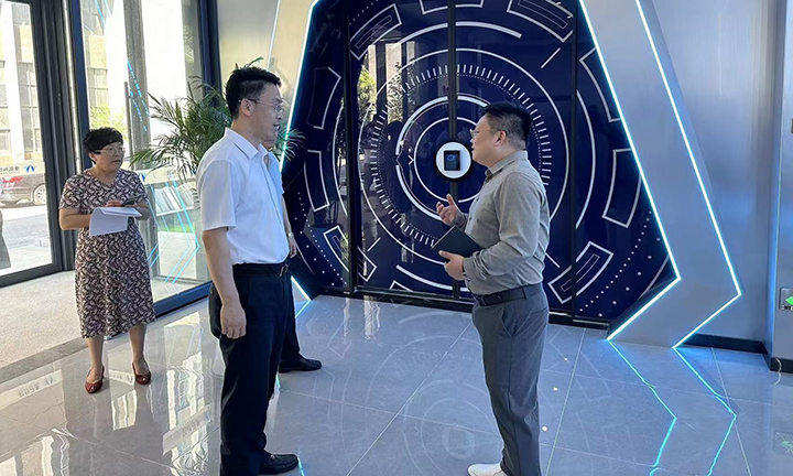 Wang Wanzheng, Deputy Secretary of the Party Working Committee and Director of the Management Committee of Ganjiang New District, inspected Jiangxi Xianghang